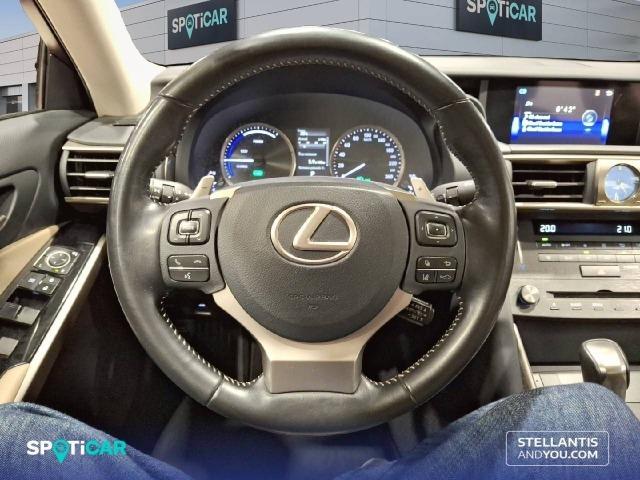 Lexus Is 2.5 300h  Parking Executive