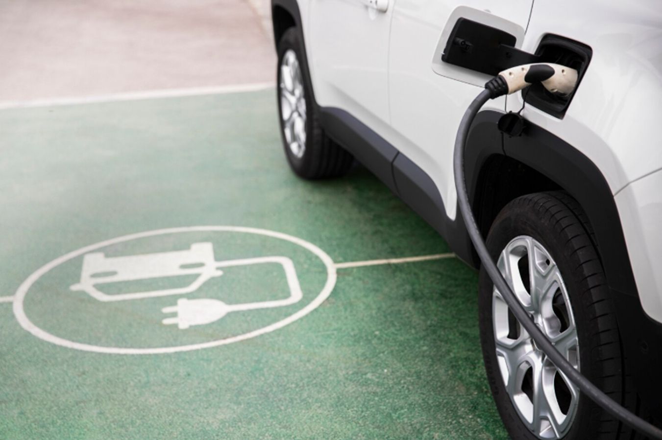 ¿Consume más tu coche eléctrico que tu nevera? El coste real de recorrer 100 km y su impacto en casa