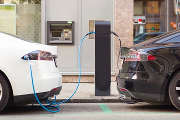 ¿Consume más tu coche eléctrico que tu nevera? El coste real de recorrer 100 km y su impacto en casa