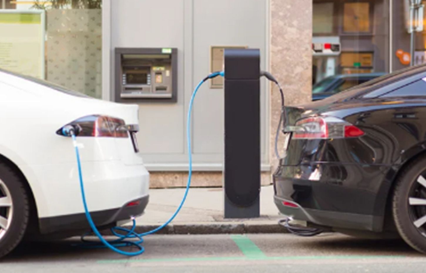 ¿Consume más tu coche eléctrico que tu nevera? El coste real de recorrer 100 km y su impacto en casa