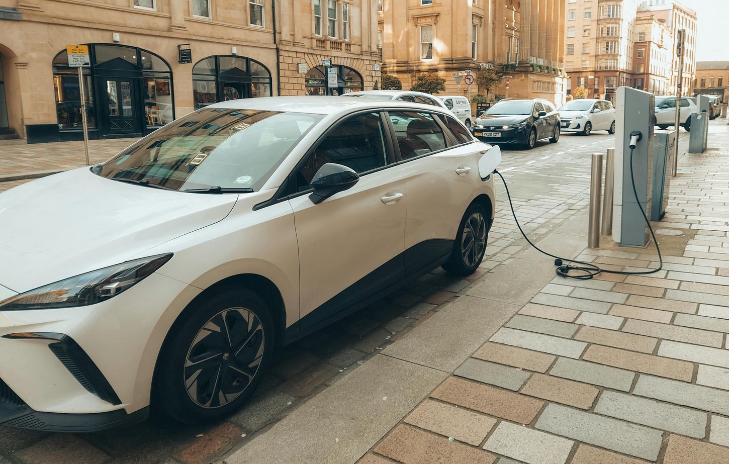 Fuerte crecimiento de las ventas de vehículos eléctricos e híbridos en España: Tanto Nuevos como VO