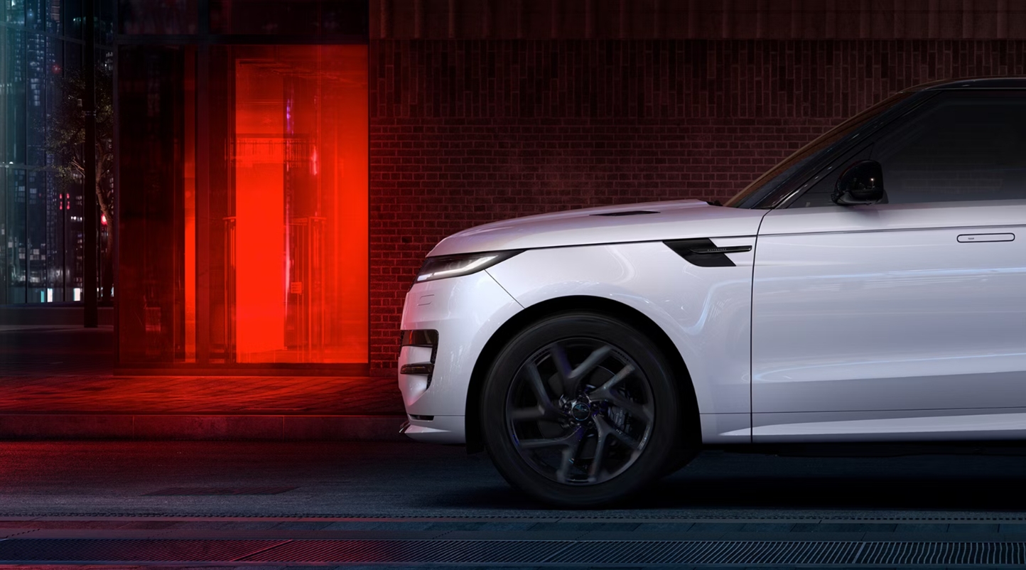 Land Rover apuesta por la electrificación: así es el Range Rover Sport PHEV, el SUV híbrido enchufable que desafía a BMW, Mercedes y Porsche