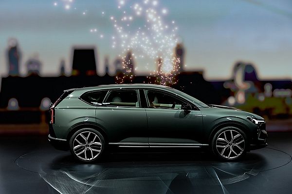 Volvo EX60: 810 km de autonomía y 680 CV