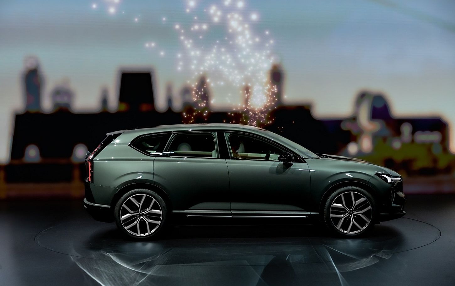 Volvo EX60: 810 km de autonomía y 680 CV